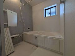 1日の疲れを癒すくつろぎのバスルーム。足を伸ばしてもゆったりと入れるサイズです。お子様と一緒にお風呂に入っても狭くないですね^^