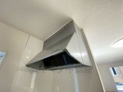 調理により発生する油煙や臭いを吸い込み、屋外へ排気してくれます。