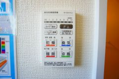 雨の日の洗濯も安心できる浴室暖房乾燥機付き浴室。リモコンで操作もボタン1つで簡単。 浴室暖房乾燥機には、暖房、乾燥、涼風、換気の4つの機能が付いています。タイマー付きです。