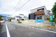 前面道路は南側公道約5.2ｍ、西側約6.23ｍ。幅広いため余裕を持って駐車、お車の離合ができます＾＾