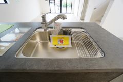 広々とした凸型シンクに洗剤ポケットを標準装備。大きなお鍋など洗いやすいです。洗剤や石鹸、スポンジもすっきりできる収納付き。