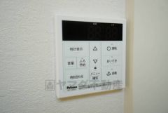 キッチン横からお湯張り、追い炊き、足し湯がボタン一つで楽々操作できる給湯機リモコンです＾＾忙しい夕飯の準備の時間帯に重宝しますね。