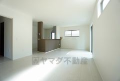 大きな窓のあるリビングは、陽光あふれる明るい空間です。居心地良く、ご家族皆がゆったり寛げる憩いの空間となりそうです。