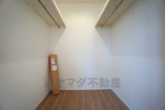 洋室にはハンガーパイプ付きのウォークインクローゼットが設けられています。たっぷり収納できるので衣替えの心配もいりませんね＾＾
