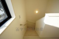 同仕様写真。小さなお子様やご高齢の方でも安心できる、手すり付き階段。段差も低めで設定されており、安全性にも優れています。