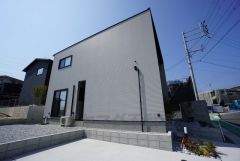 須惠スマートICまで車で約7分。通勤や遠方へのお出かけに便利。2.2ｋｍ、スーパーまで徒歩8分＾＾敷地面積広々61坪～