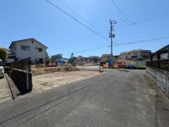 前面道路。西側約5.0ｍ公道。 スーパー、コンビニ、ドラッグストアまで車約4分、1.5ｋｍ圏内＾＾周周辺環境充実しています＾＾