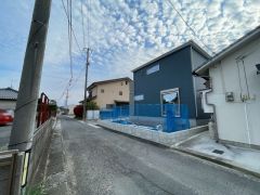 前面道路は私道東側約3.27ｍ。 車通りが少ないため小さなお子様がいるご家庭でも安心です＾＾