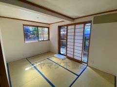 畳の香りが心地よい和室。障子からやわらかな自然光が差し込み、落ち着いた雰囲気の空間です。客間としてはもちろん、お子様の遊び場やくつろぎスペースとしてもご活用いただけます。