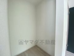 収納力豊富なウォークインクローゼット付き。洋服や小物などを1箇所にまとめて美しい収納を実現します。