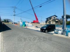 前面道路は大型車両の交通も少なく、静かで快適な生活を送れます＾＾ カースペースは停めやすい並列駐車4台付き。