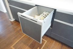 家事の時間が短縮できる食器洗浄乾燥機付。後片付けもラクラクです。 食器を洗う手間が減るので家族とのコミュニケーションの時間や自分の時間が増えますね。