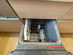 食事の後の手間を解消する食器洗い乾燥機を標準装備。手洗いよりも断然節約でき、節水で自然にもやさしいです。