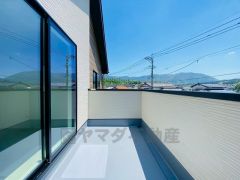 南側に面した大型のバルコニーは日当たり良好です。お洗濯物も気持ちよく干せそうです。