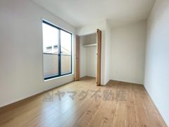 全居室にはたっぷり収納できる大型クローゼットを設置しています。窓には断熱性・保温性にすぐれ、省エネ効果のあるペアガラスを採用。冬には結露を防止します。