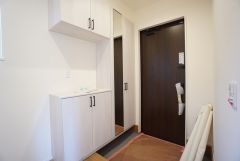 たっぷり収納できるシューズボックスです。家族全員の靴がきれいに整頓できます。棚の上にお花や写真を飾っても良いですね。