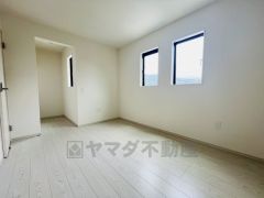 明るい洋室です。ナチュラル色のフローリングで開放的な優しい雰囲気になっています＾＾ベッドや机、ＴＶを置いてもゆとりのある広さです。