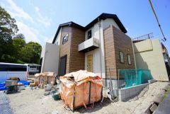 現地（2025年4月）撮影写真。 2025年4月完成予定。 同一ハウスメーカー物件内覧可能です。お気軽にお問い合わせください＾＾
