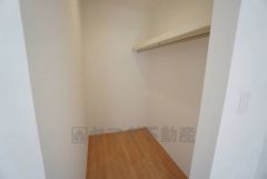 収納力豊富なウォークインクローゼット付き。洋服や小物などを1箇所にまとめて美しい収納を実現します。