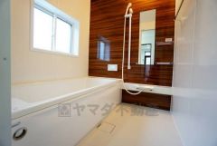 1日の疲れを癒すくつろぎのバスルーム。足を伸ばしてもゆったりと入れるサイズです。お子様と一緒にお風呂に入っても狭くないですね^^