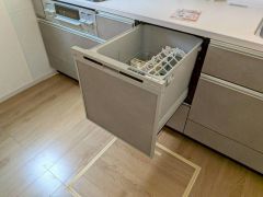 家事の時間が短縮できる食器洗浄乾燥機付。後片付けもラクラクです。 食器を洗う手間が減るので家族とのコミュニケーションの時間や自分の時間が増えますね。