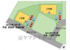 2号棟。前面道路は1号棟北側約4.21ｍ、2号棟西側約5.97ｍです＾＾ カースペースは3台以上確保＾＾ ご夫婦1台ずつ所有でき、急な来客やご友人の車も余裕を持って駐車出来ます＾＾