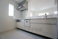 同仕様写真。対面式カウンターキッチンでお子様の様子が見守れます。カウンタートップは耐熱性に優れており、日ごろのお掃除もふき取るだけでＯＫ。ステンレスシンクも簡単にお掃除できますよ。 