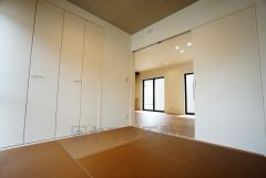 同仕様写真。リビングからの続き間として和室をご用意しました。普段はリビングとつなげて開放的なスペースとして。来客時には客間としてお使いいただけます。