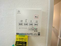 浴室換気暖房乾燥機付きなので、雨の日も気にせず洗濯物が干せます。