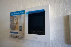 防犯性、セキュリティ対策に安心できるテレビモニター付きインターフォンです。セールスマン対策にもなり安心できます。