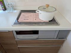 お手入れのしやすいIHクッキングヒーターです。 3口コンロなので、効率よくお料理が楽しめます。毎日のお料理も楽しくなりますね＾＾