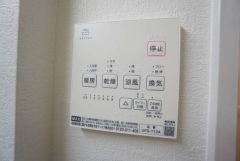 キッチン横に給湯器リモコンを設置していますので、忙しい時間帯でもスイッチ一つでお風呂の用意ができますよ＾＾