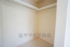 収納力豊富なウォークインクローゼット付き。洋服や小物などを1箇所にまとめて美しい収納を実現します。