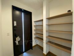 たっぷり収納できるシューズボックスです。家族全員の靴がきれいに整頓できます。棚の上にお花や写真を飾っても良いですね。