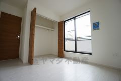 同仕様写真。木目調のシンプルデザインで落ち着きと安らぎの空間に仕上げています。各部屋に収納が完備されているので、お荷物が多くなっても安心の設計です。