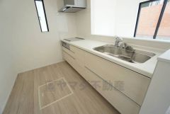 対面式カウンターキッチンでお子様の様子が見守れます。カウンタートップは耐熱性に優れており、日ごろのお掃除もふき取るだけでＯＫ。ステンレスシンクも簡単にお掃除できますよ。