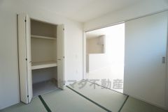 リビングからの続き間として和室をご用意しました。普段はリビングとつなげて開放的なスペースとして。来客時には客間としてお使いいただけます。