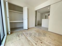 リビングからの続き間として和室をご用意しました。普段はリビングとつなげて開放的なスペースとして。来客時には客間としてお使いいただけます。