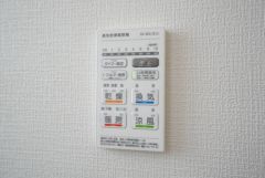 浴室暖房乾燥機には、暖房、乾燥、涼風、換気の4つの機能が付いています。タイマー付きです。換気・雨の日の洗濯も安心です＾＾