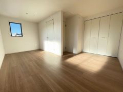 木目調のシンプルデザインで落ち着きと安らぎの空間に仕上げています。各部屋に収納が完備されているので、お荷物が多くなっても安心の設計です。