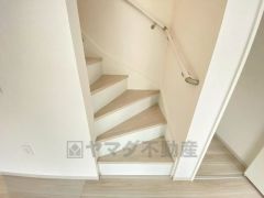 ご年配の方でも安心できる、手すり付き階段です＾＾段差も低めで設定されてますので安全性にも優れてますね＾＾