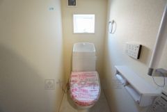 ウォシュレット付トイレです。節水機能もあるので、安心して使えますね。もちろん、1階2階の2ヶ所にトイレがあるので、忙しい朝にもゆとりができますね。