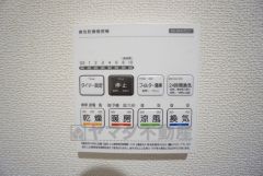 雨の日の洗濯も安心できる浴室暖房乾燥機付き浴室。リモコンで操作もボタン1つで簡単。 浴室暖房乾燥機には、暖房、乾燥、涼風、換気の4つの機能が付いています。タイマー付きです。