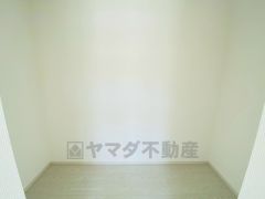 収納力豊富なウォークインクローゼット付き。洋服や小物などを1箇所にまとめて美しい収納を実現します。