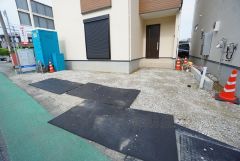 1号棟。こちらの家には停めやすい並列駐車が2台分ついてます。車好きのご主人の洗車もゆったり。ご夫婦で1台ずつ所有出来ます＾＾