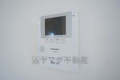 防犯性、セキュリティ対策に安心できるテレビモニター付きインターフォンです。セールスマン対策にもなり安心できます。
