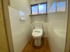 温水洗浄機付トイレです。節水機能もあるので、安心して使えますね。節水・静音設計でエネルギーを効率よく使用し省エネ。