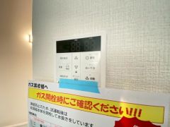 キッチン横からお湯張り、追い炊き、足し湯がボタン一つで楽々操作できる給湯機リモコンです＾＾忙しい夕飯の準備の時間帯に重宝しますね。