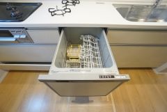 食事の後の手間を解消する食器洗い乾燥機付。冬場の洗い物で手荒れの悩みもなくなります。手洗いよりも節約できて便利。