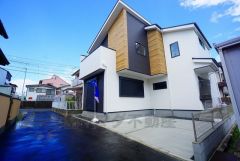 前面道路は居住者の通行のみで交通量が少なく小さなお子様がいるご家庭も安心です＾＾ カースペースは停めやすい並列駐車2台付き。